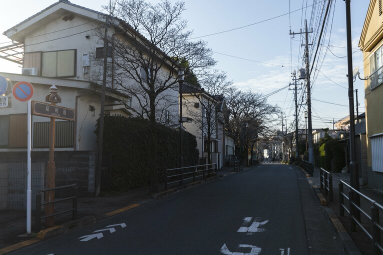競馬場とは反対側に出ると住宅地が広がっていた