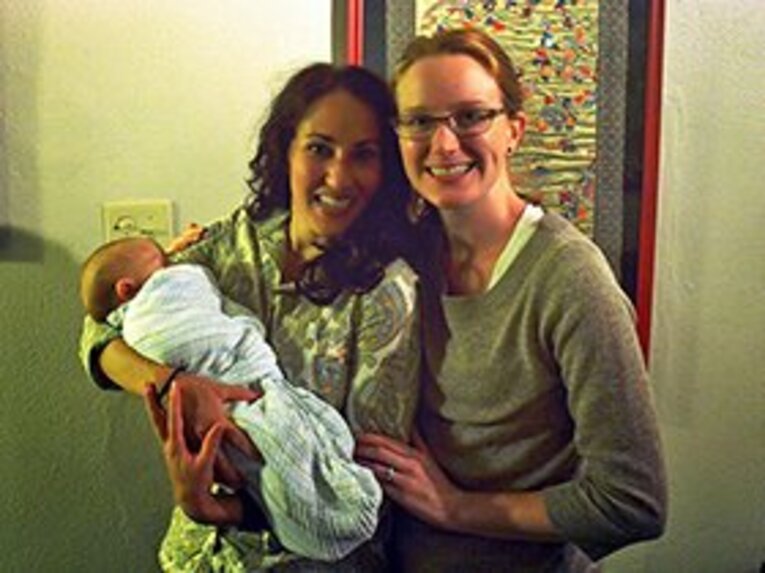 再会したJessica（右）と子どもを抱えるMittal。 