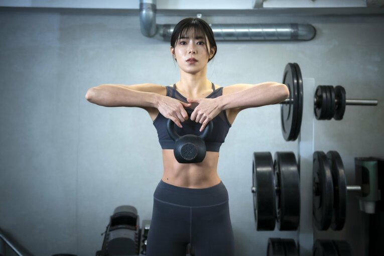 「ジョジョ立ち写真」に19万いいね…とももともも25歳に聞く撮影のウラ側「コスプレにも肉体美が求められている」《特別グラビア》(19)