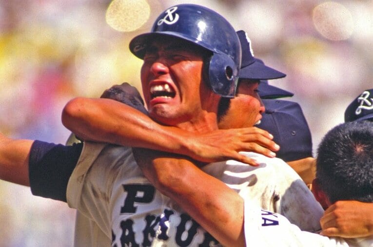 1985年夏の甲子園で宇部商をサヨナラで破り、歓喜するPL学園・清原和博 ／ photograph by Katsuro Okazawa/AFLO