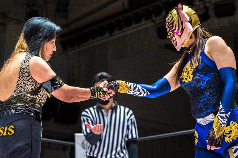 10月10日、初めての男女混合タッグマッチにて、師匠であるジャガー横田と初対戦したタイガー・クイーン ／ photograph by Takuya Sugiyama