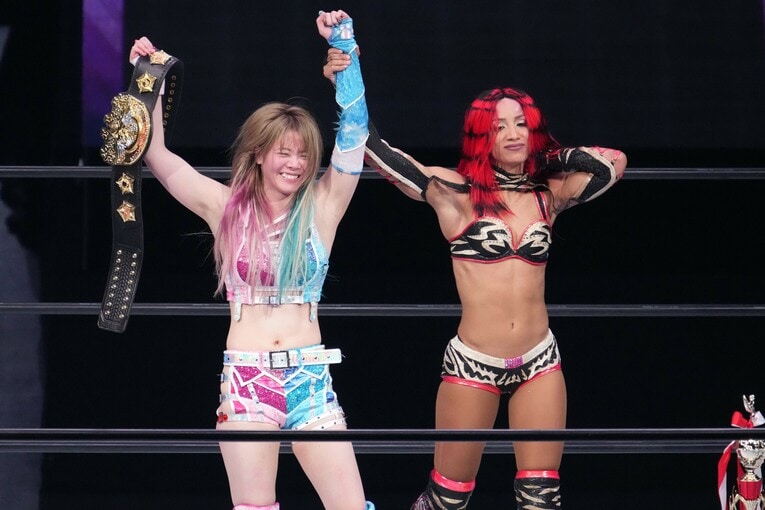 新IWGP女子王者となった岩谷麻優を称えるメルセデス・モネ