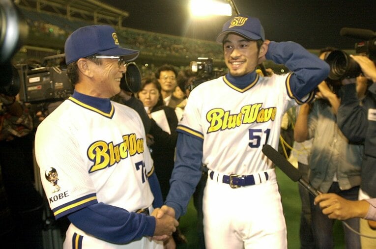 日本球界最終年となった2000年に自己最高打率.387を記録したオリックスのイチロー。仰木彬監督と握手 ／ photograph by SANKEI SHIMBUN