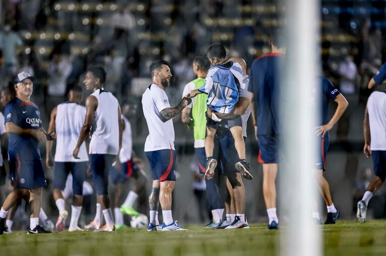 7月18日、有料の公開練習、練習乱入の”小さなファン”にメッシがサインをするまさかの神対応　©Kiichi Matsumoto