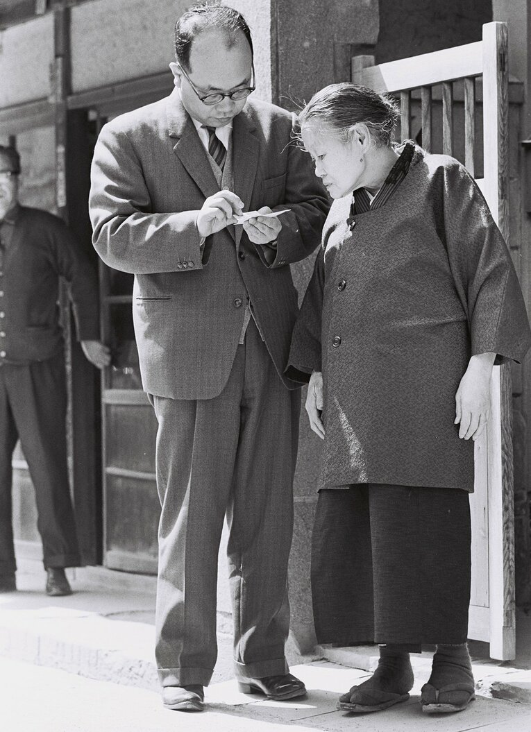 郷里の母・千佐世さんと。親孝行で有名だったそうだ　©BUNGEISHUNJU