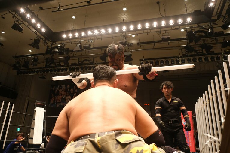 マンモス佐々木とのタイトル防衛戦、蛍光灯ごと頭突きを見舞うジャック（1枚目）