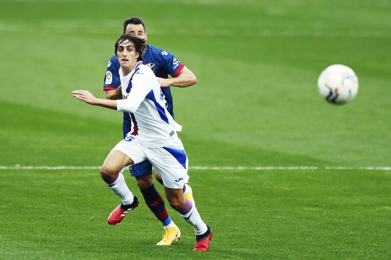 乾貴士が神トラップ＆岡崎慎司に友情の平手打ち!? 武藤嘉紀との“ロシアW杯組”3ショット写真も(6)