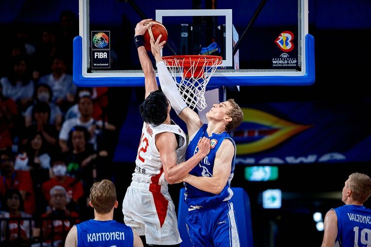 ダンクを狙いに行った渡邊雄太をブロックするフィンランドのエース・マルカネン。身長213cmのビッグマンだ　©︎FIBA