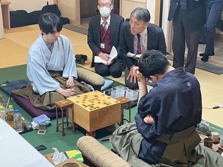 王将戦第3局、対局終了後の感想戦にて　©Shintaro Okawa