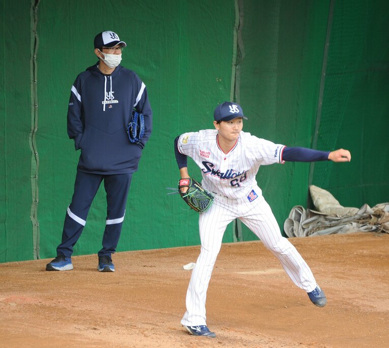 2022年の浦添キャンプ。ブルペンでの投球を見つめる臨時コーチの古田敦也氏　©JIJI PRESS
