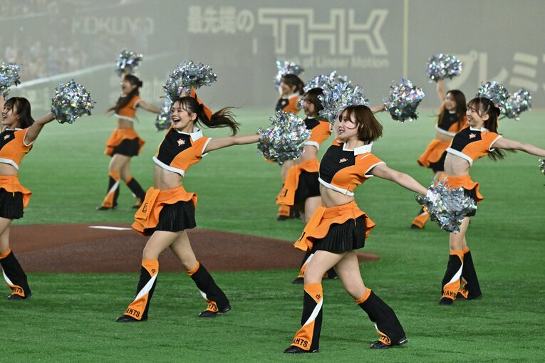 試合を盛り上げる巨人の公式マスコットガール「VENUS」　©Hideki Sugiyama