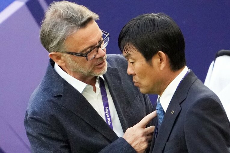 1月14日の日本ーベトナム戦で言葉を交わすトルシエ監督と森保監督 ／ photograph by Masashi Hara/Getty Images