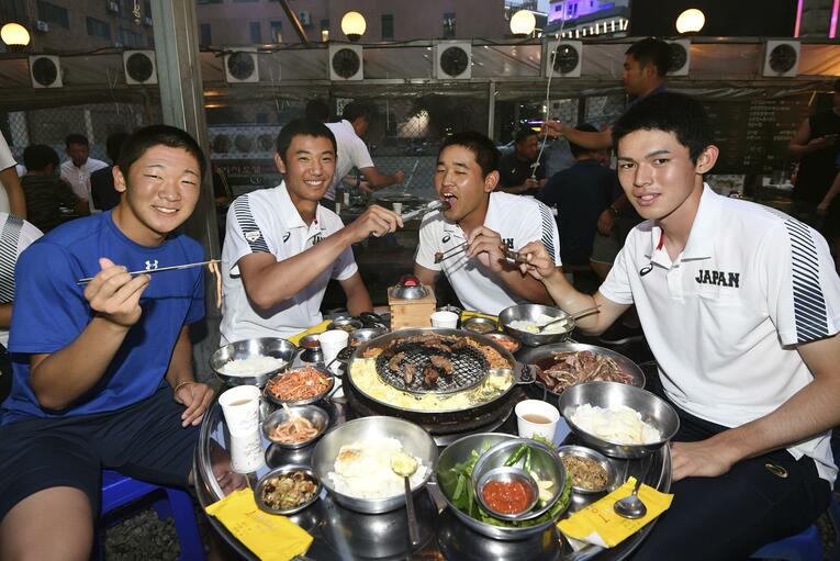 U18Ｗ杯の決起集会で焼肉を食べる飯塚、奥川、宮城、佐々木（2019年）©︎KYODO