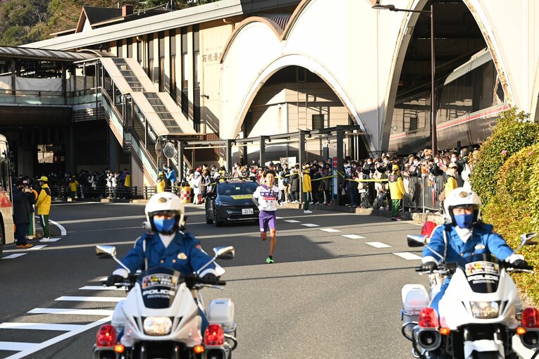 残り3キロ手前、箱根湯本駅を通過する6区・伊藤　©JMPA