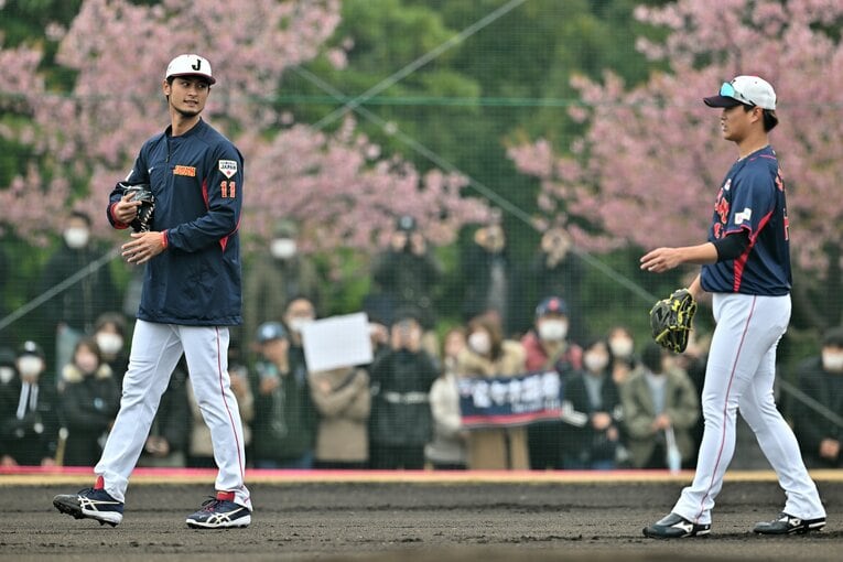 【プレイバック】前回大会の2023年WBCの宮崎合宿では、連日若手選手にアドバイスを送る「ダルビッシュ塾」が開かれた　©Hideki Sugiyama