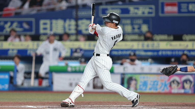 ロッテ安田尚憲のスイング　©︎Chiba Lotte Marines