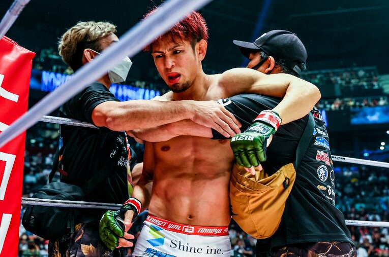 7月2日の『RIZIN.36』。“沖縄の総大将”として第11試合に登場した砂辺光久だったが、中務修良に1R1分40秒でTKO負けを喫した ／ photograph by RIZIN FF Susumu Nagao