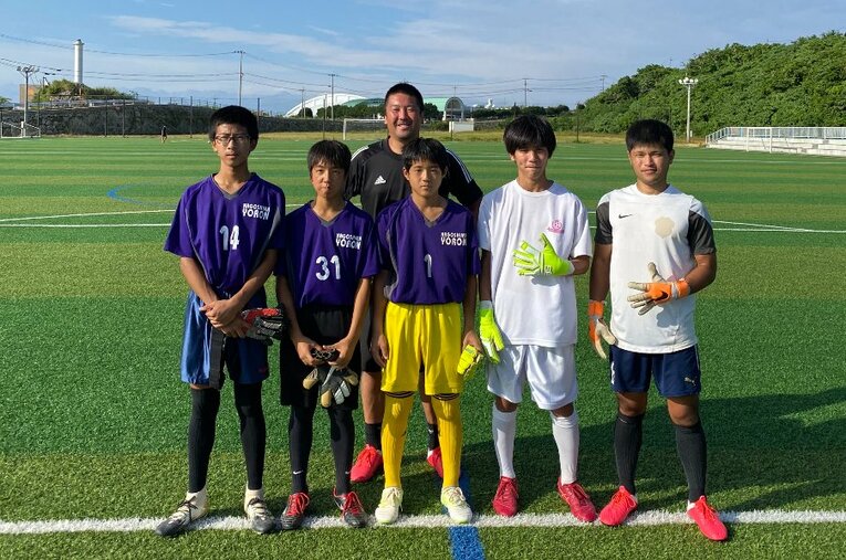 現役時代から何度も訪れ、サッカー教室を開催している鹿児島・与論島の子どもたち。現地のGKにも高木式GKメソッドで指導している　©︎Yoshinari Takagi