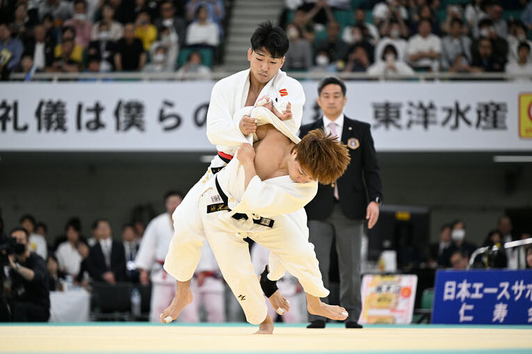 1回戦、81kg級の佐藤佑治郎から背負い投げで鮮やかな一本勝ちを収めた阿部一二三　©AFLO