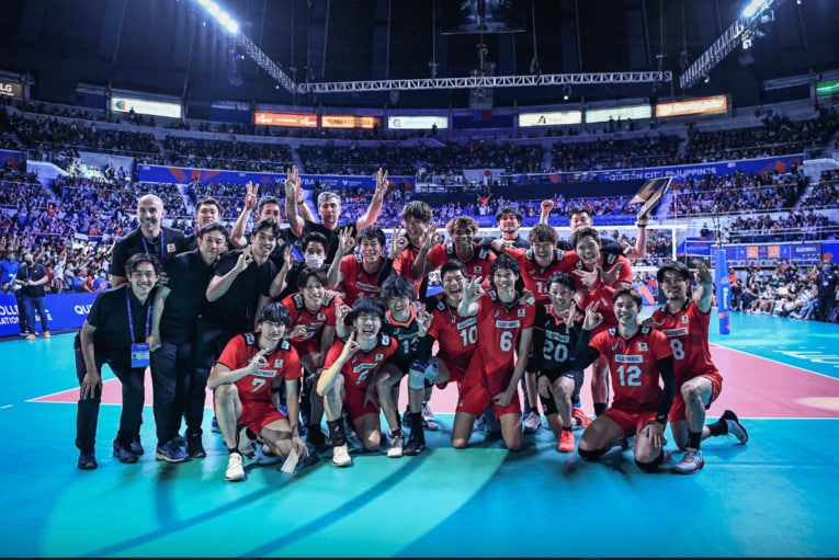 スロベニア戦後の集合写真　©︎FIVB