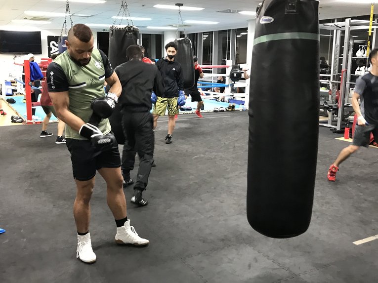 33歳元Jリーガーが重量級プロボクサーに転身…野洲の衝撃、10年前の挫折、リベリアから亡命「やっと燃え尽きる場所が見つかった」(10)