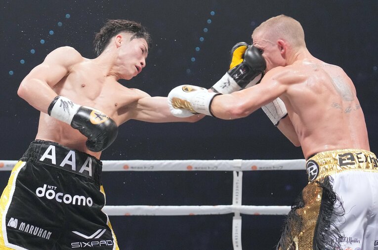 バトラーのガードの隙間に左をねじ込む　©Naoki Fukuda