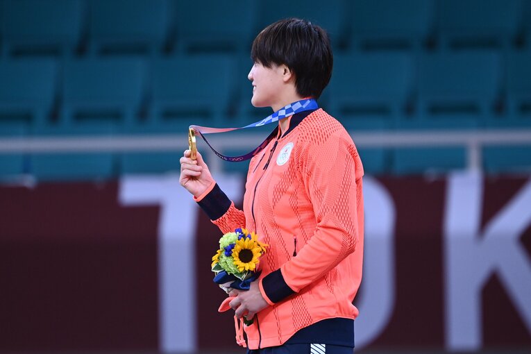 「終わったな」「何やってるんだろう」 “27歳初出場で金メダル”新井千鶴の「積み上げてきたものが違う」柔道人生(5)