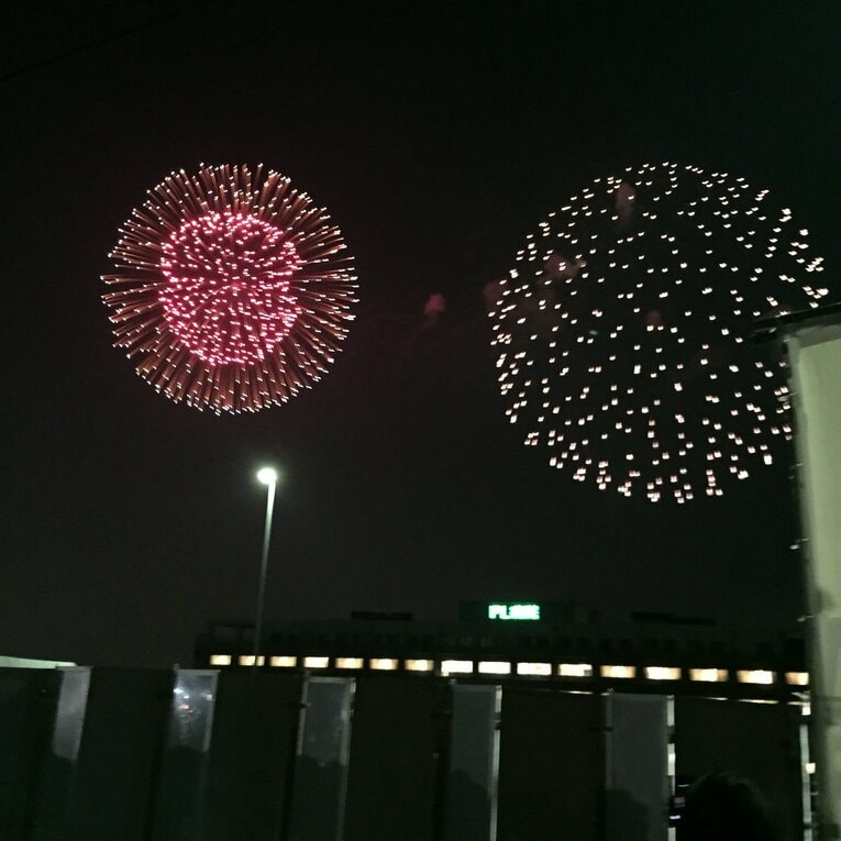 【7年前の写真】かつて大阪の風物詩だった“PL花火”の様子。手前に「PL病院」が映る（2018年／筆者撮影）　©Yuji Yanagawa