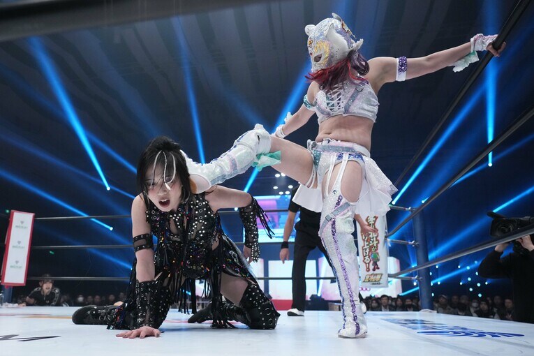 上谷沙弥を蹴るスターライト・キッド　©Essei Hara