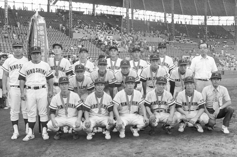 1979年夏、公立高校として史上唯一の甲子園春夏連覇を果たした箕島。尾藤公監督（左から2人目）は当時としては常識破りのコンディショニング方法を取り入れていたという　©JIJI PRESS