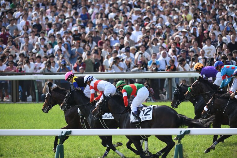 ゴール直後のワグネリアンと福永。12万人超の大観衆の前で、ついにダービージョッキーとなった瞬間だった