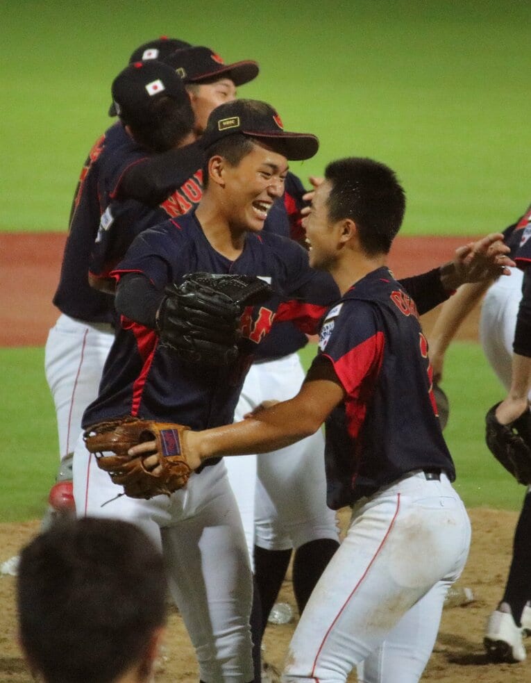 今夏、侍ジャパンU-18代表がW杯初優勝。喜ぶ前田悠伍と緒方漣　©SPORTS NIPPON／JIJI PRESS