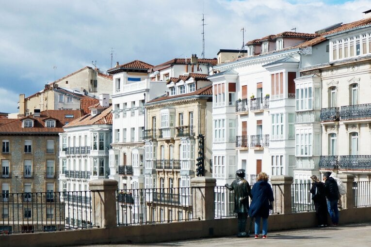 斜面に形成された街では、高低差で不思議な感覚を味わえる　©Daisuke Nakashima