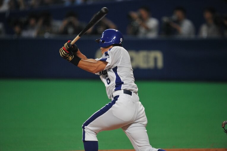 堅実かつ頭脳的なバッティングで上位打線を担った井端　©︎Hideki Sugiyama