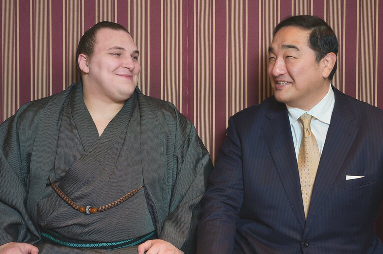 安青錦（左）と安治川親方（右） ／ photograph by Yuki Suenaga