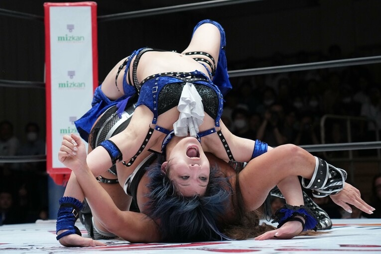 得意のポンテリングでボジラを押さえる安納サオリ　©Essei Hara