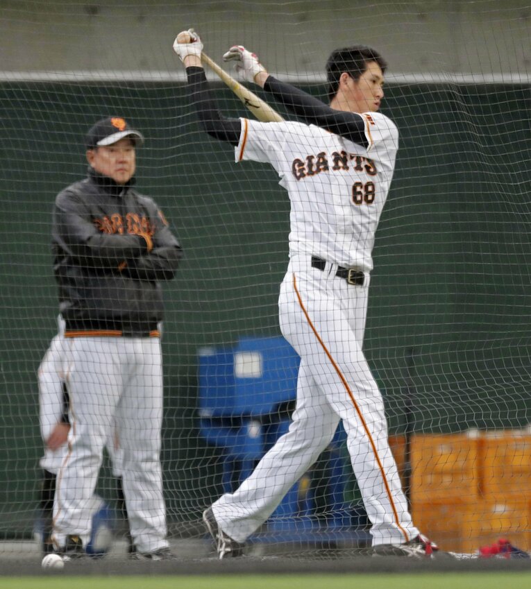 原監督が見つめるなか打撃練習をする秋広。やはり大きい　(C)KYODO （写真をクリックすると巨人OB・ジャイアント馬場の大きさを確認できます）