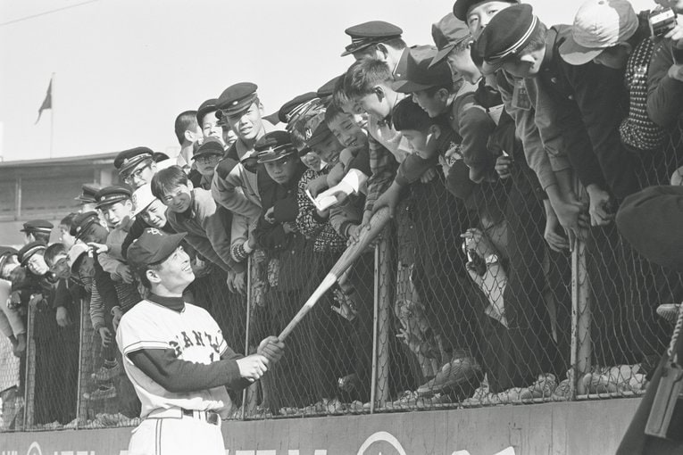 ファンへバットを差し出す王貞治（1965年）©︎BUNGEI SHUNJU