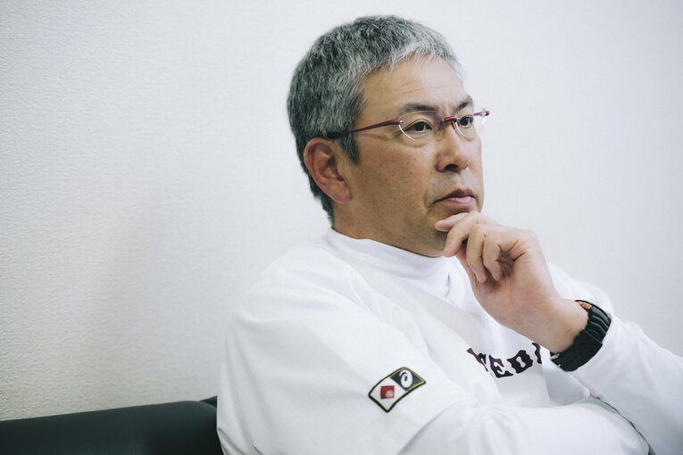 インタビューに応じる小宮山監督　©Asami Enomoto