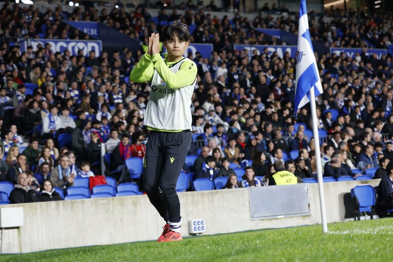 サポーターからの声援に、感謝を伝える久保　©Daisuke Nakashima