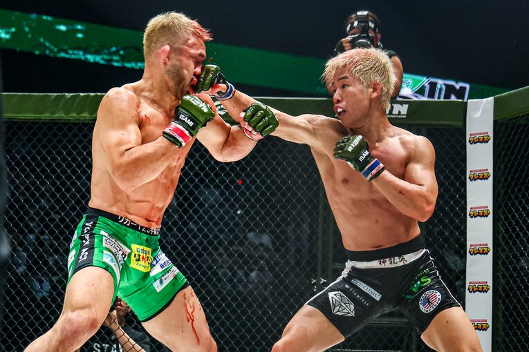 神龍の冷静な右パンチが扇久保の顔面を捉えた瞬間　©RIZIN FF Susumu Nagao