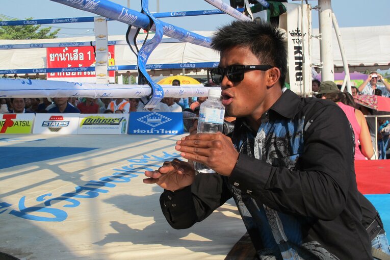 セコンドにつくブアカーオ。2013年にタイで撮影　©Koji Fuse