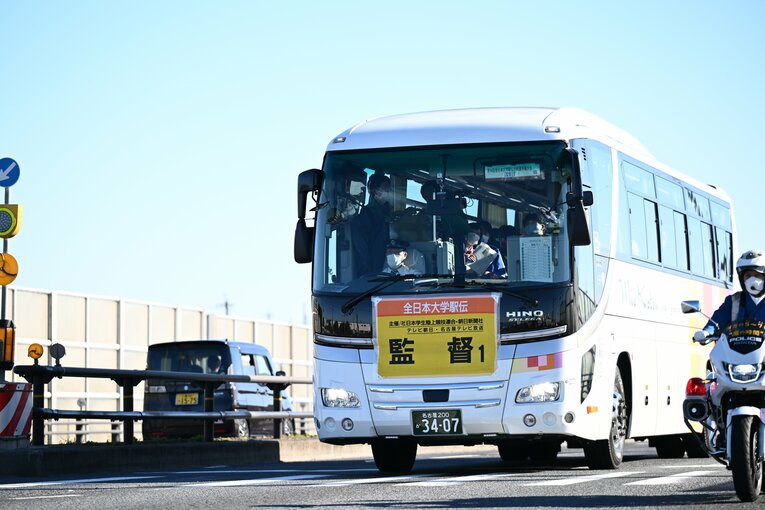監督たちを乗せたバス　©Nanae Suzuki