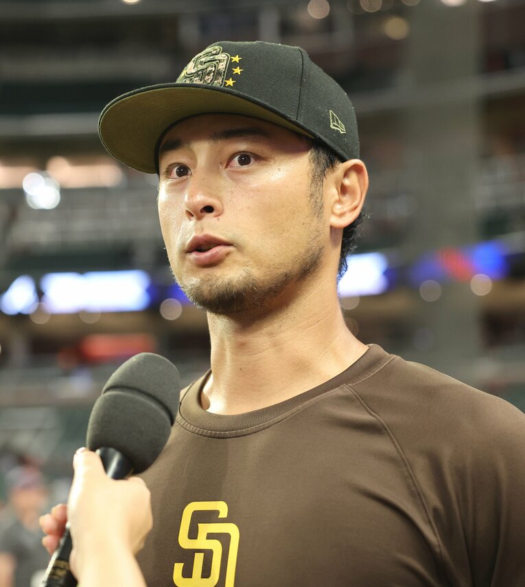 日米通算200勝を挙げ、インタビューに応じるダルビッシュ　©JIJI PRESS