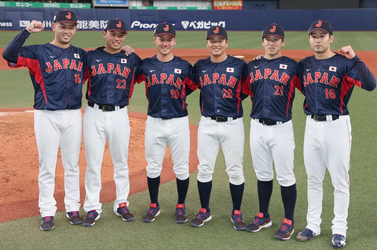 欧州代表との強化試合で「完全リレー」を達成した侍ジャパン6人の投手陣。（左から）松山晋也、渡辺翔太、金丸夢斗、中村優斗、隅田知一郎、種市篤暉…井端監督は先発マスクをかぶった山本祐大捕手を評価した ／ photograph by JIJI PRESS