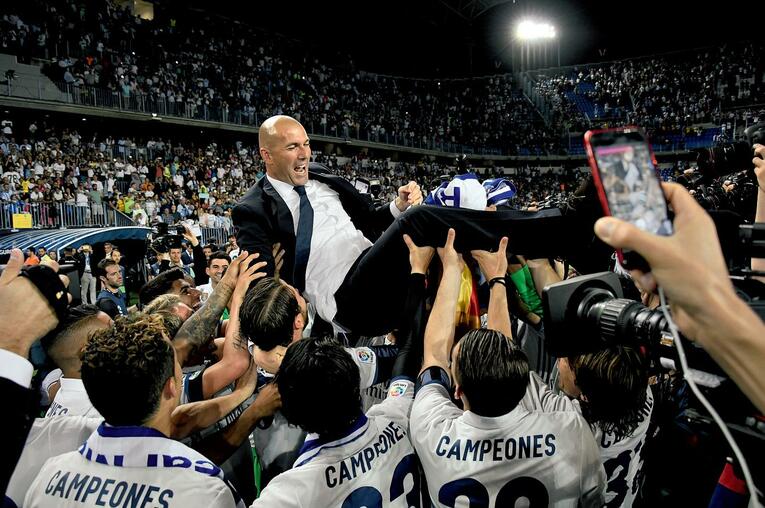 レアル選手から胴上げされるジダン監督 ／ photograph by Bernard Papon/L’Équipe - Stéphane Mantey/L’Équipe