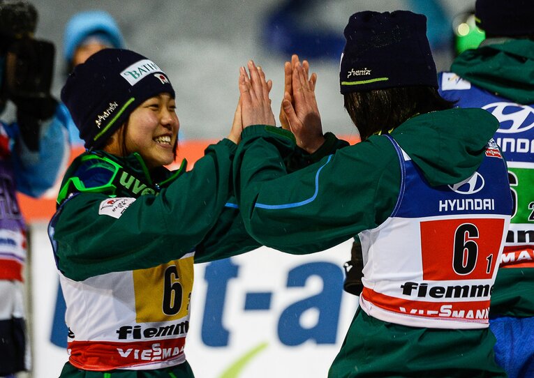 2013年、伊藤と笑顔でハイタッチする高梨。常に切磋琢磨を続けてきた　©JIJI PRESS