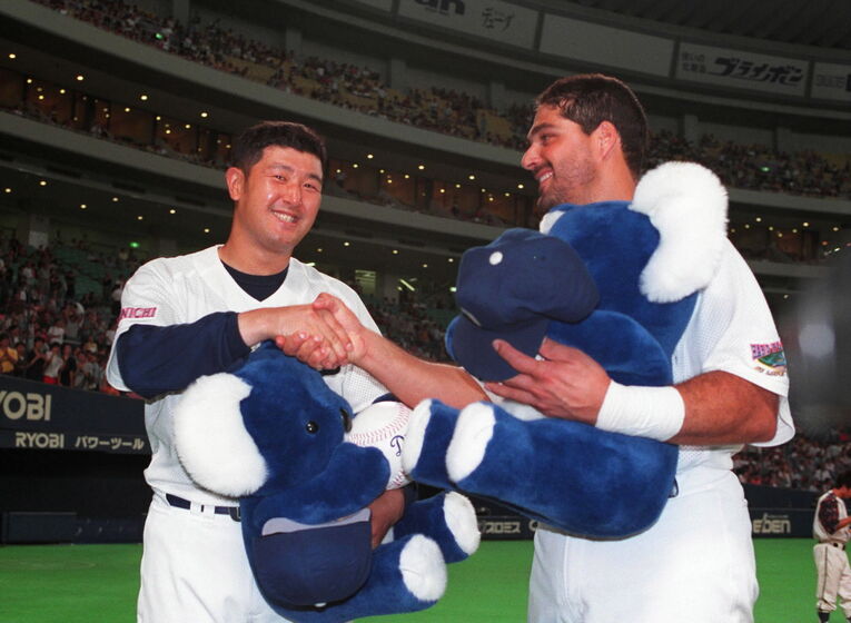 1999年は19勝をマークし、リーグ優勝に貢献。オフには1億円プレイヤーになった。写真右はレオ・ゴメス ©JIJI PRESS