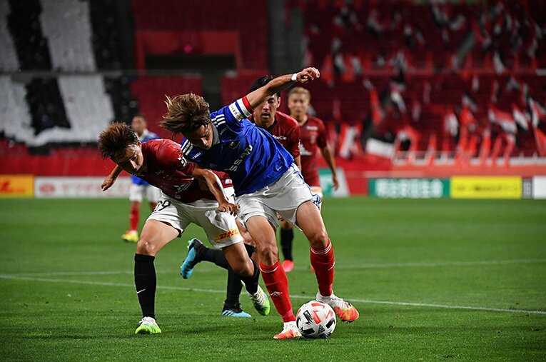 横浜FM・扇原からボールを奪い取ろうとする浦和・柴戸（左）と青木。2人の働きもあり、王者を無失点に抑えた。  ／ photograph by J.LEAGUE