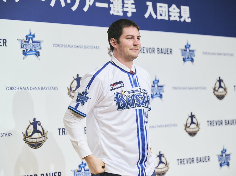 会見中に着替えて…　©Yuki Suenaga